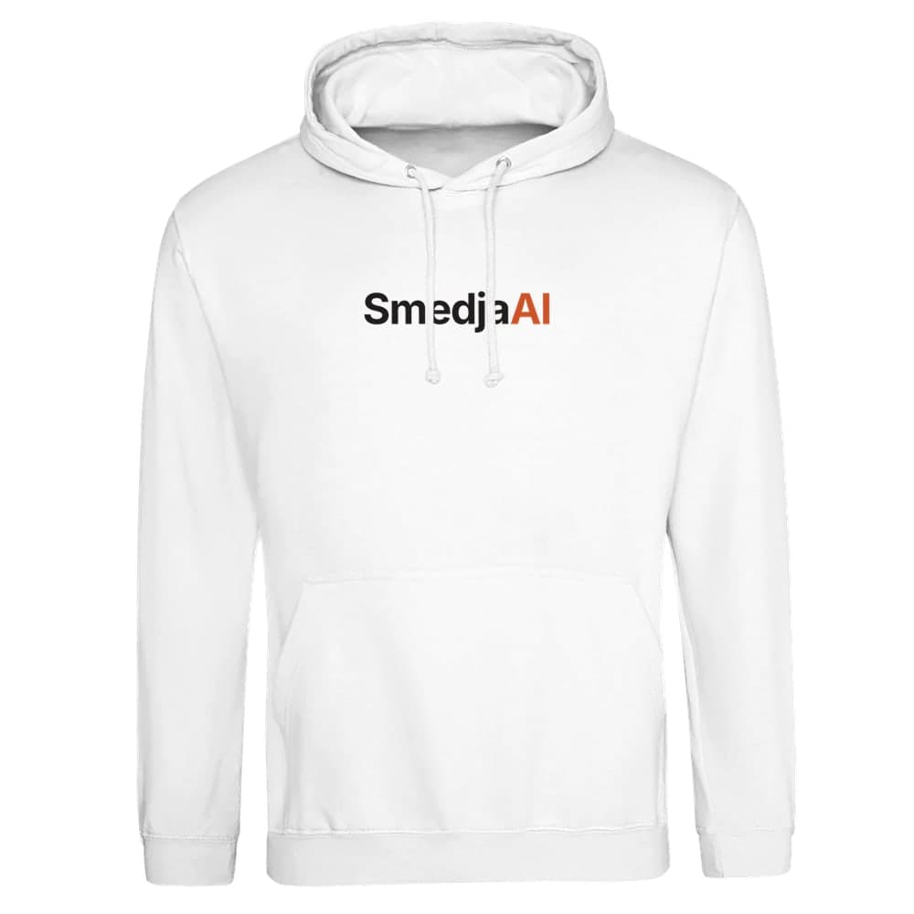 Smedja Hoodie – vit hoodie med SmedjaAI-märket på bröstet