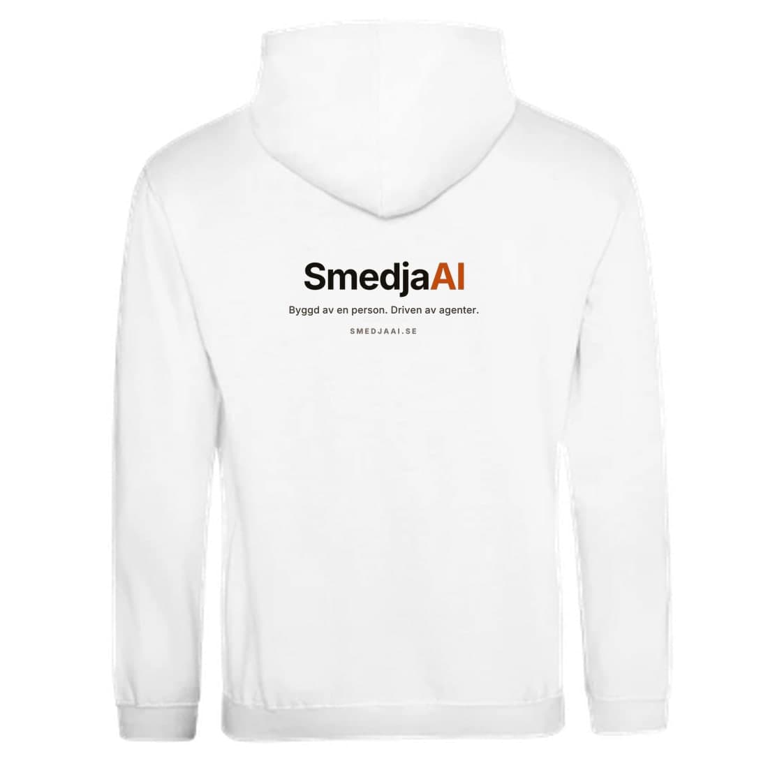 Smedja Hoodie – ryggtryck: Byggd av en person. Driven av agenter.