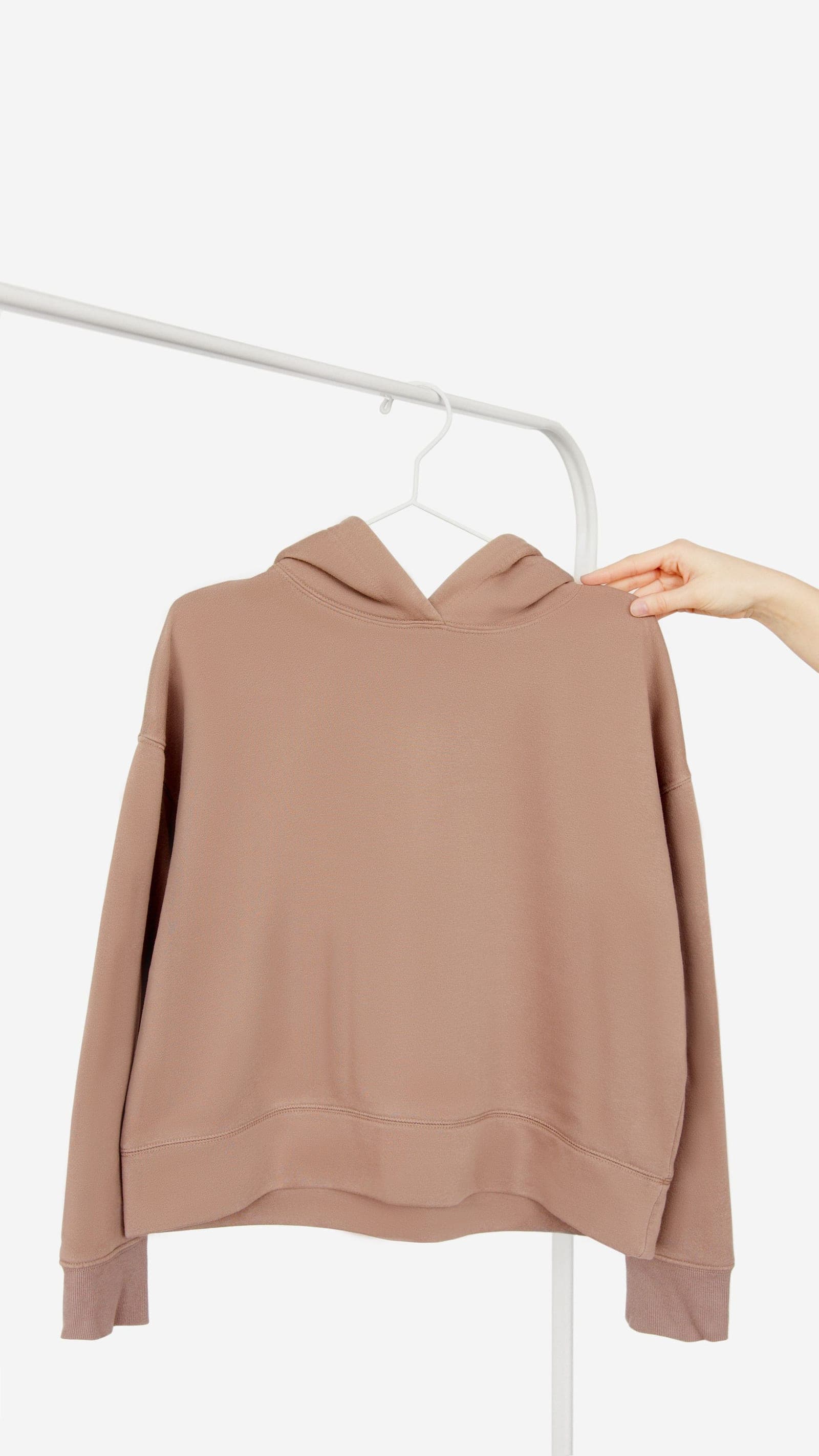 Smedja Hoodie – tung hoodie i varm sandton på galge