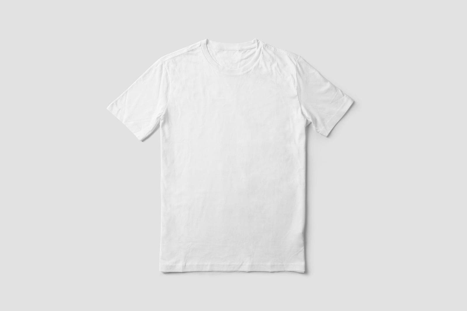 Maker Tee – vit t-shirt, plagg-flatlay i studio