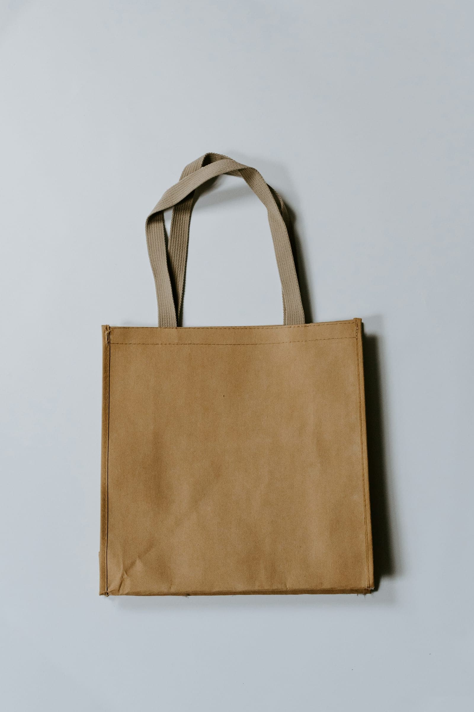 Carry Tote – naturfärgad tote med canvasremmar, flatlay